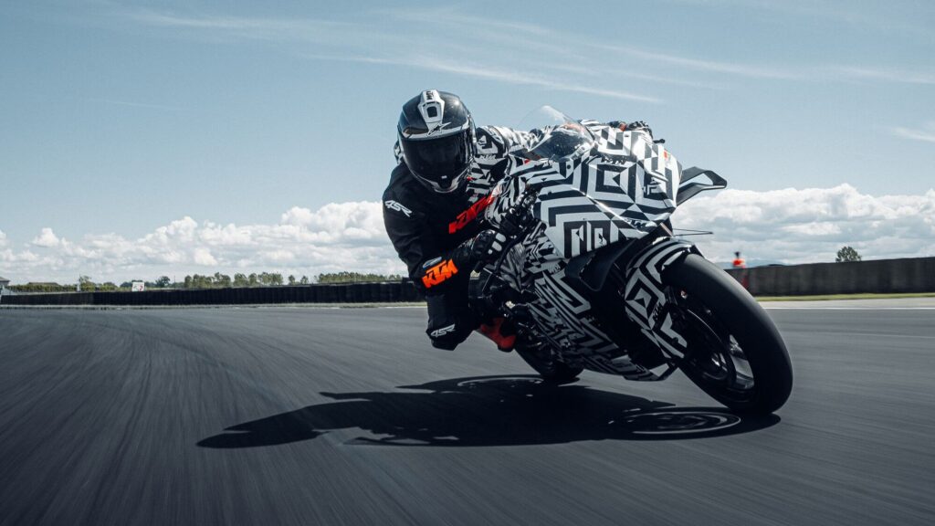 Why The Kawasaki Ninja ZX-6R Should Be Petrified Of The KTM 990 RC R