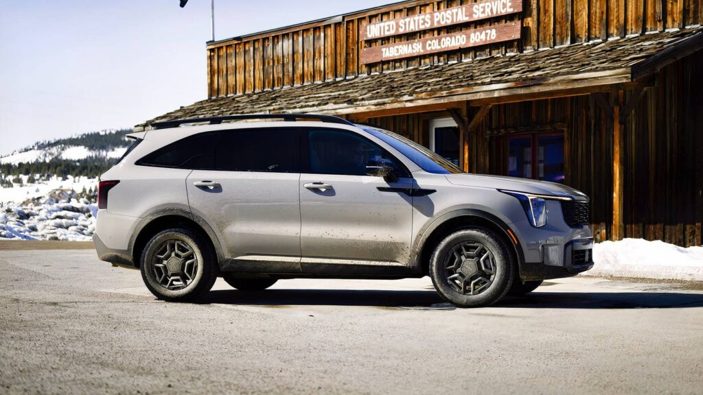 The Three-Row Hybrid SUV That Makes Fuel-Guzzlers Look Out of date